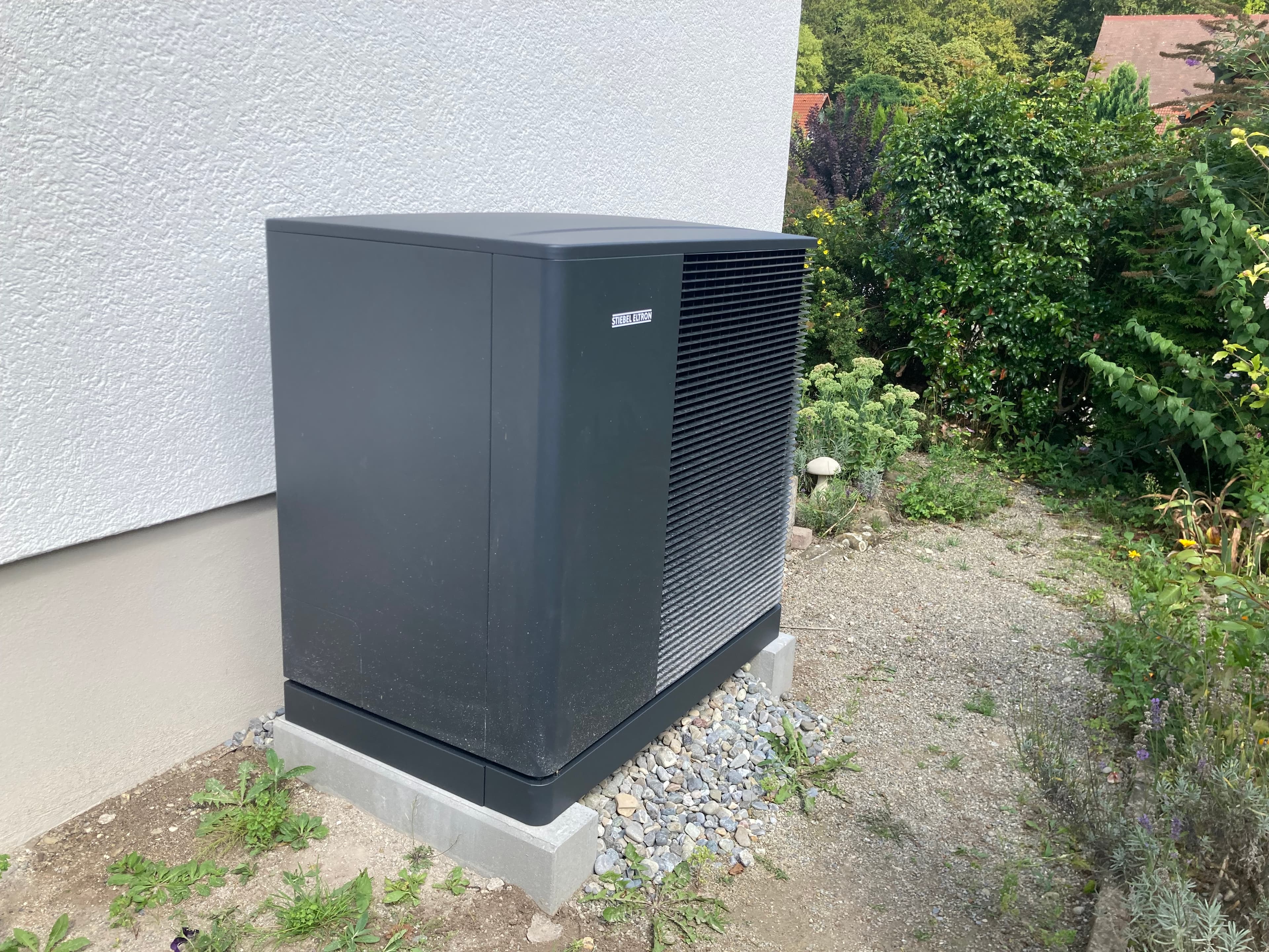 Bei diesem Projekt wurde eine 35 Jahre alte innenaufgestellte Stiebel Eltron-Anlage durch eine neue  - Bild 1