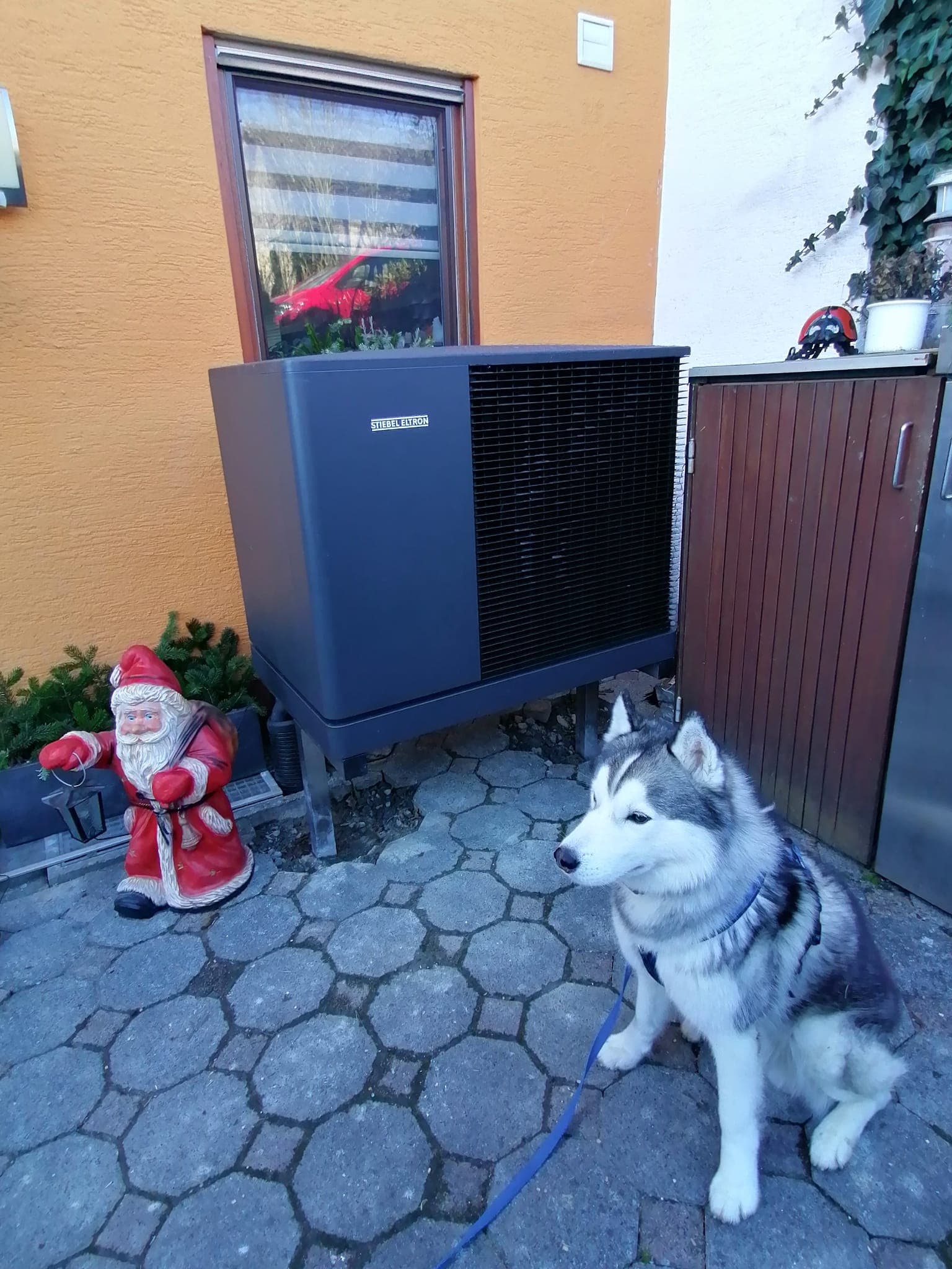 Wir haben eine alte Flüssiggasheizung gegen eine moderne Wärmepumpe austauschen lassen. Nun genießen - Bild 1