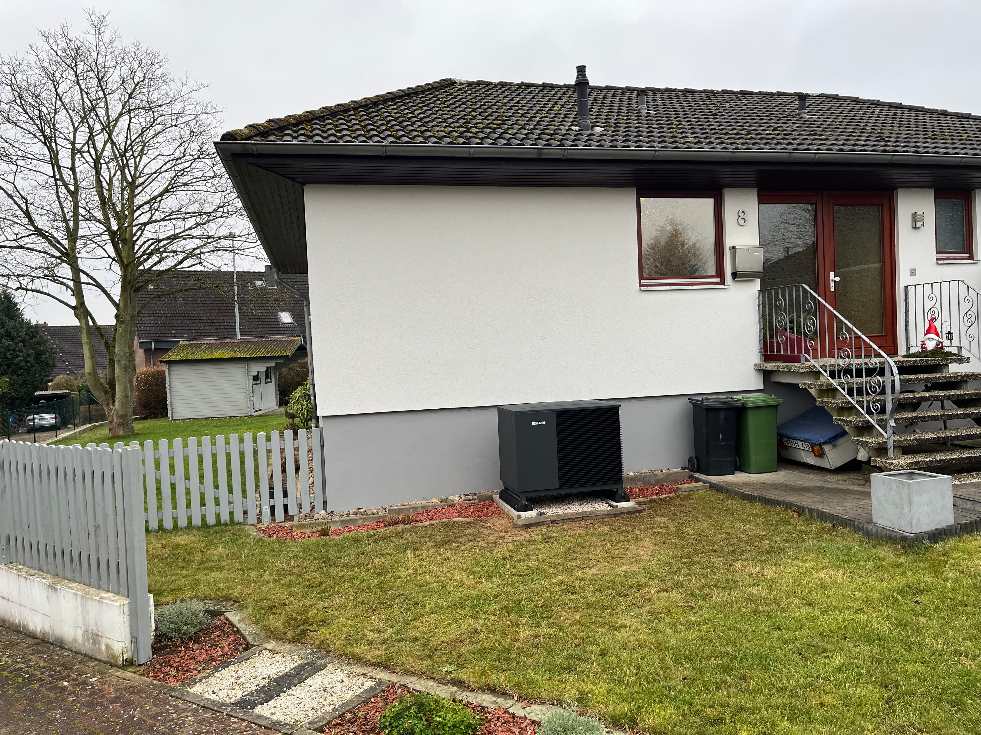 Die Wärmepumpe wurde gerade erst aufgestellt. Sie wird im Januar angeschlossen. - Bild 1