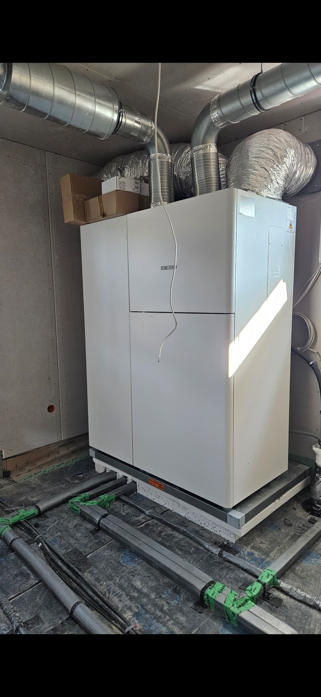 Wir bauen gerade unser Fertighaus und als erstes durfte natürlich unsere Wärmepumpe von Stiebel Eltr - Bild 3